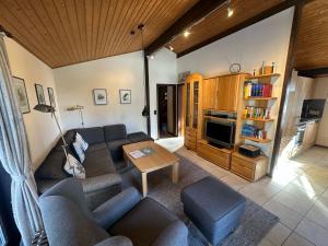 a living room with a couch and a table at Ferienhaus Romantiknest in Waldbrunn