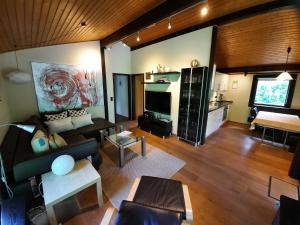 a living room with a couch and a table at Ferienhaus Romantikruhe in Waldbrunn