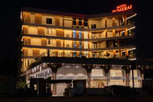 eine Nachtansicht eines Hotels bei Nacht in der Unterkunft Hotel PUMERAI in Honāvar