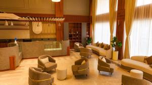 ein Wartezimmer mit Sofas und Stühlen in einem Gebäude in der Unterkunft Hotel PUMERAI in Honāvar + 12 Fotos