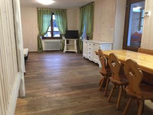 TV a/nebo společenská místnost v ubytování Maison Perron CIR- VDA-LATHUILE-N0062