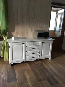 TV a/nebo společenská místnost v ubytování Maison Perron CIR- VDA-LATHUILE-N0062