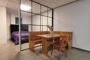 a room with a wooden table and a bed at DEPARTAMENTO moderno en Martinez cerca de clinicas y oficinas con WIFI y AA ideal para parejas y o viajes de trabajo in Martínez +17 photos