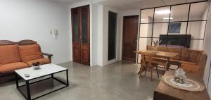 a living room with a couch and a table at DEPARTAMENTO moderno en Martinez cerca de clinicas y oficinas con WIFI y AA ideal para parejas y o viajes de trabajo in Martínez