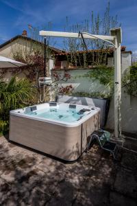 a jacuzzi tub in a yard at Villino Ca' Bianca, vicino ad Alba, NO ZANZARE, accessibile e con sollevatori aerei in Monteu Roero