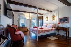 a bedroom with a bed and a desk and a chair at Villino Ca' Bianca, vicino ad Alba, NO ZANZARE, accessibile e con sollevatori aerei in Monteu Roero