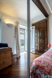 a bedroom with a bed and a large window at Villino Ca' Bianca, vicino ad Alba, NO ZANZARE, accessibile e con sollevatori aerei in Monteu Roero +65 photos