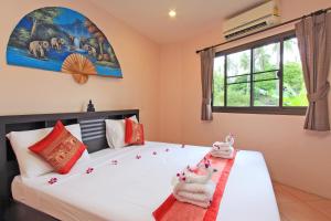 um quarto com uma grande cama branca e uma janela em Soleil D'asie Residence em Praia de Chaweng Noi