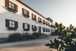 a building with windows and flower boxes on it at Schuhbauers Oberwirt - digitale Self-Check-in Apartments in Schnotting