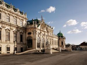 a large building with a statue in front of it at grätzlhotel Serviten in Vienna