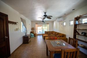 ein Wohnzimmer mit Sofa und Tisch in der Unterkunft Casa Hokol Departamentos con Alberca in Telchac Puerto