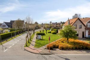 a street in a residential neighborhood with houses at SleutelVan8 in Knokke-Heist