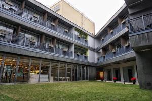 vista esterna sul cortile di un edificio di Y Loft a Hong Kong