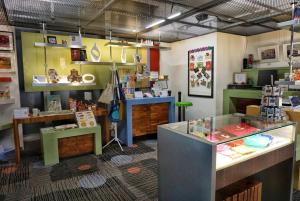 una stanza con un negozio con tavoli e un bancone di Y Loft a Hong Kong