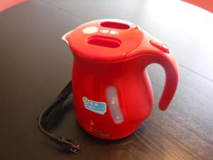 a red tea kettle sitting on top of a table at Bob's house - Vacation STAY 42876v in Kameoka