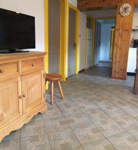 TV a/nebo společenská místnost v ubytování Maison Perron CIR- VDA-LATHUILE-N0062