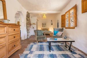 a living room with a couch and a table at Off-Grid - Puerto Mika in Órgiva