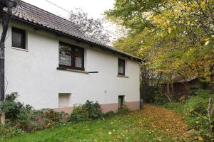 a white house with windows on the side of it at Haus an der Landhege in Mainhardt