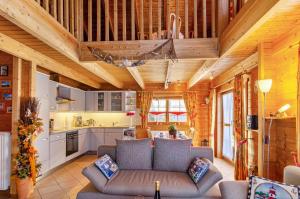 a living room with a couch and a kitchen at Emslandstube in Walchum