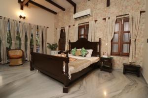 a bedroom with a large bed in a room at Eennra Oiitijhyya in Kolkata