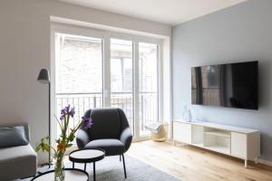 a living room with a chair and a tv at Steuerbord in Böhl