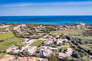 an aerial view of a house with the ocean at Appartamentino in Bari Sardo