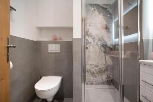 a bathroom with a toilet and a shower at Ferienwohnung Hochfelln in Ruhpolding