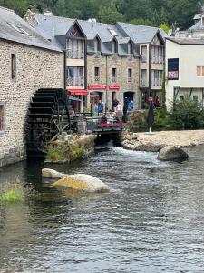 a river with a group of buildings and houses at Lambé in Pont-Aven