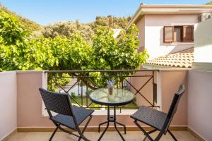 a patio with a table and chairs on a balcony at Villa prolithia 2 in Vlikhón