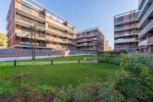 a park in the middle of a city with buildings at Costa Dorada Perle in Calafell