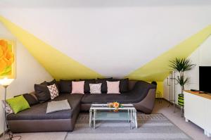 a living room with a couch and a table at Ferienwohnung am Rehwinkel in Fuldatal