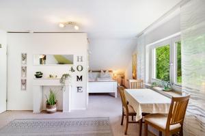 a dining room with a table and chairs and a desk at Ferienwohnung am Rehwinkel in Fuldatal
