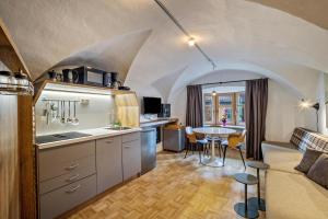 a kitchen and living room with an arched ceiling at Residence Grünbacher in Issengo