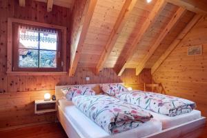 a bedroom with a bed in a log cabin at Geigerseppleshof in Mühlenbach
