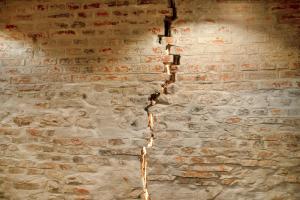 a brick wall with a crack in it at Stadtzimmer Im Entenmoos in Bad Waldsee