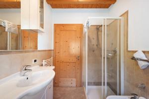 ein Badezimmer mit Waschbecken und Dusche in der Unterkunft Ciablun in Wengen + 57 Fotos