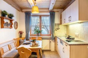 a small kitchen with a table and a window at Ferienwohnung Reintal in Grainau