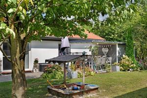 a playground in the yard of a house at Ferienhaus Apfelzauber in Twielenfleth