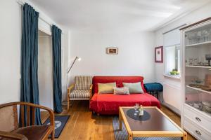 a living room with a red couch and a table at Ferienhaus Schotten in Schotten