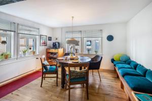 a living room with a table and a blue couch at Ferienhaus Schotten in Schotten