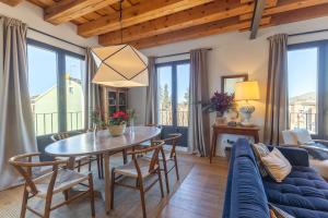 a living room with a table and chairs and a couch at Rio Tío Cocinas in La Granja de San Ildefonso