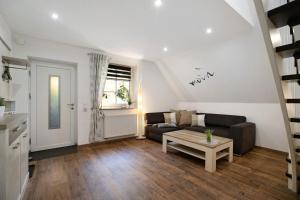 a living room with a couch and a table at Kleine Nock in Burg
