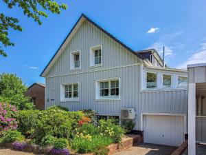 a gray house with a garage at Ferienwohnung 2 Soltau in Soltau
