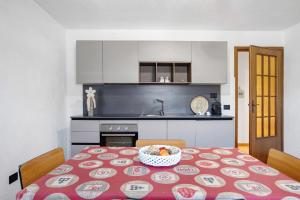 a kitchen with a table with a bowl of fruit on it at Maison Le Cré Appartamento 5 in Introd