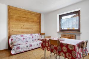 a living room with a table and a couch at Maison Le Cré Appartamento 5 in Introd