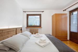 a bedroom with two white towels on a bed at Maison Le Cré Appartamento 5 in Introd