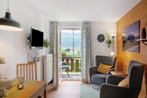 a living room with a couch and a table at Ferienwohnung Reschbergwies'n in Farchant