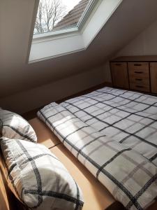 two beds sitting in a room with a window at Fewo beim Schmied Straßkirchen in Vogtareuth