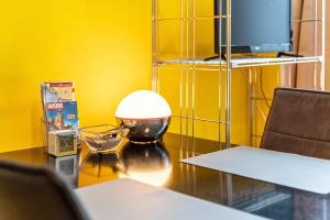 a table with a lamp and a television on it at Ferienwohnung Rügen in Stralsund