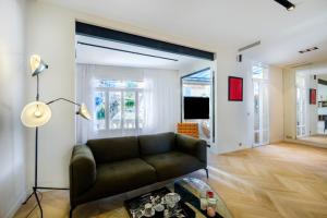 a living room with a couch and a table at Appartement de luxe - Bluesky in Beausoleil